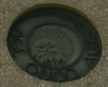 Crest on the Wolmer’s cenotaph.