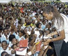 Shelly-Ann Fraser signs autographs at Wolmer’s Girls. Photo: Junior Dowie / Jamaica Gleaner, 7 October 2008